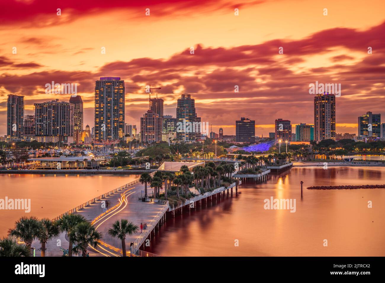 St. Pete, Floride, États-Unis vue sur la ville depuis la jetée la nuit. Banque D'Images