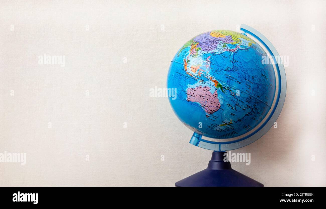 Globe avec l'image de l'Australie, de la Chine, de la Mongolie et de l'Indonésie sur fond blanc Banque D'Images