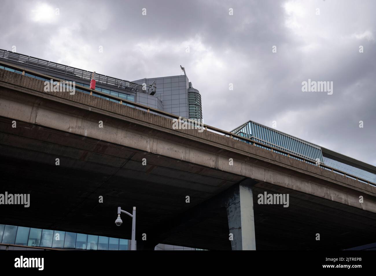 Paddington Basin, Londres. Un quartier réaménagé de Paddington, le long du canal, avec un passage, des cafés et des restaurants ainsi que des appartements modernes. Banque D'Images