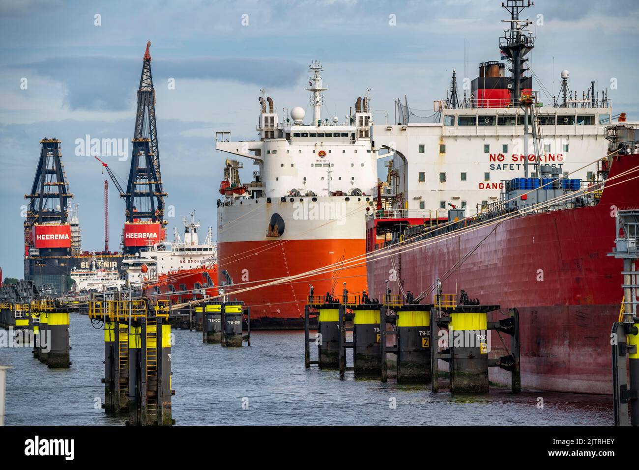 Port pétrolier, pétroliers attendant un nouveau chargement dans le port d'Europoort, en arrière-plan la plus grande grue flottante du monde, Heerema Sleipnir, de RO Banque D'Images
