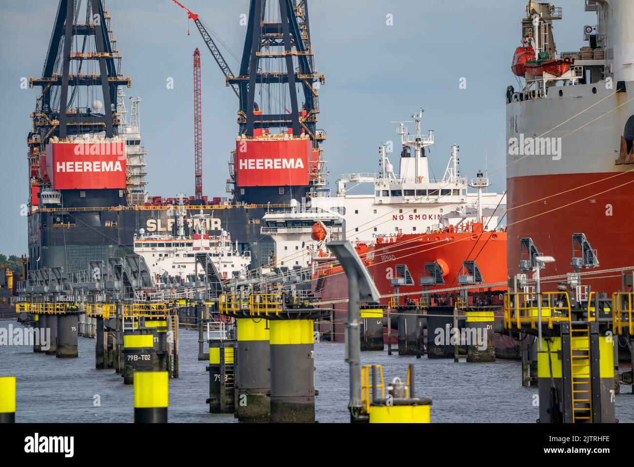 Port pétrolier, pétroliers attendant un nouveau chargement dans le port d'Europoort, en arrière-plan la plus grande grue flottante du monde, Heerema Sleipnir, de RO Banque D'Images