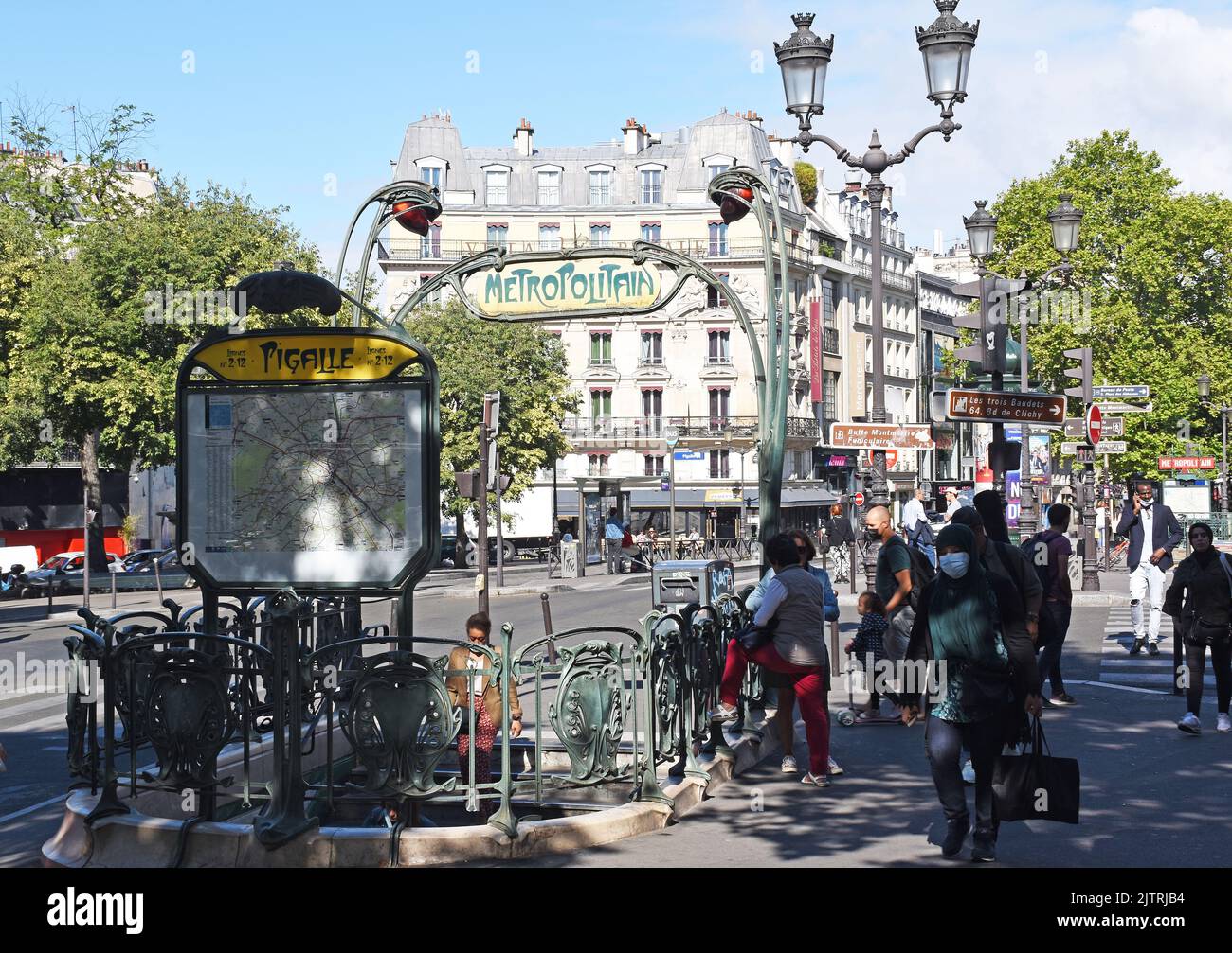 Place Pigalle, un quartier très animé, les gens se précipitent, station de métro, Metropolitain, Hector Guimard, Art nouveau, quartier multiethnique, plusieurs panneaux de rue Banque D'Images