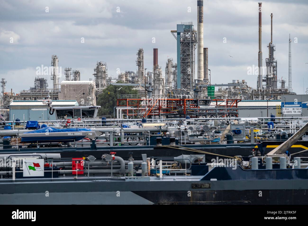 La raffinerie Shell Pernis, la plus grande raffinerie d'Europe, les installations de production, de logistique et de stockage, la production de divers produits pétroliers, comme l'essence Banque D'Images