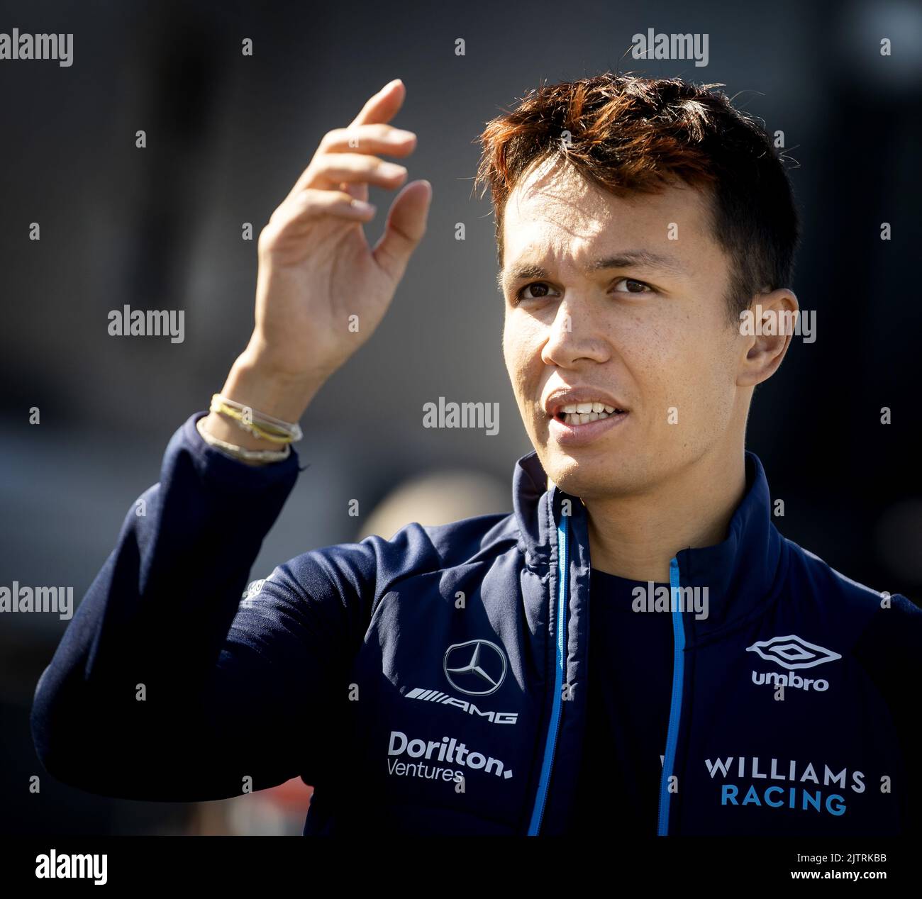 ZANDVOORT - Alexander Albon (Williams) arrive sur le circuit dans la course au Grand Prix F1 des pays-Bas. KOEN VAN WEEL Banque D'Images