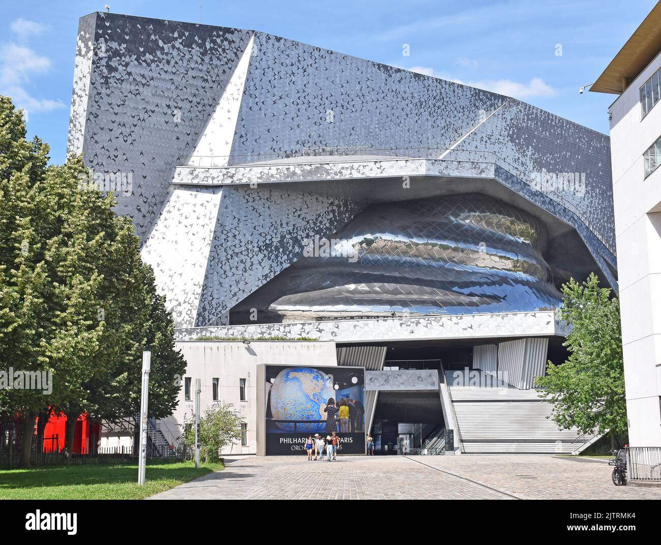 Philharmonie de Paris, une salle symphonique et deux petites salles, ressemblant à une petite colline, à l'approche du parc de la Villette, avec grand escalier Banque D'Images