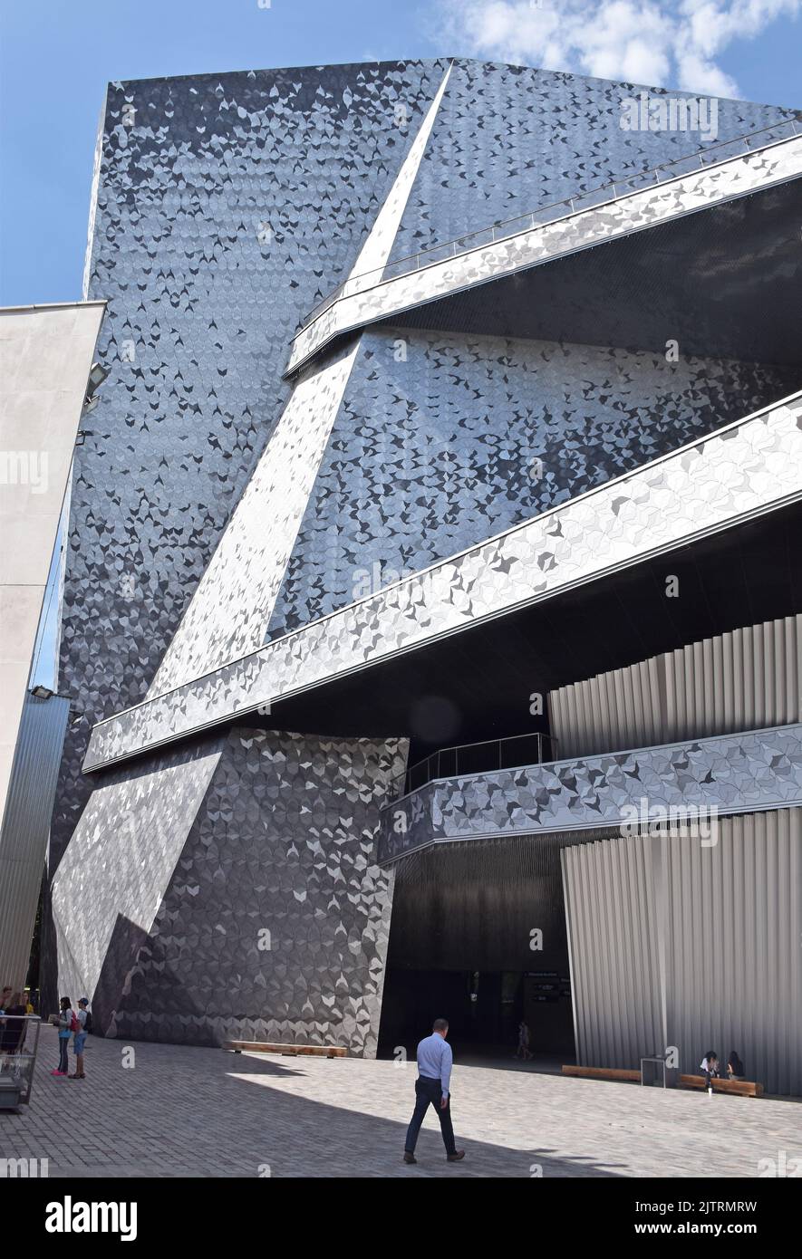 Philharmonie de Paris, une salle symphonique et deux petites salles, ressemblant à une petite colline, côté sud de l'extérieur du bâtiment. Banque D'Images