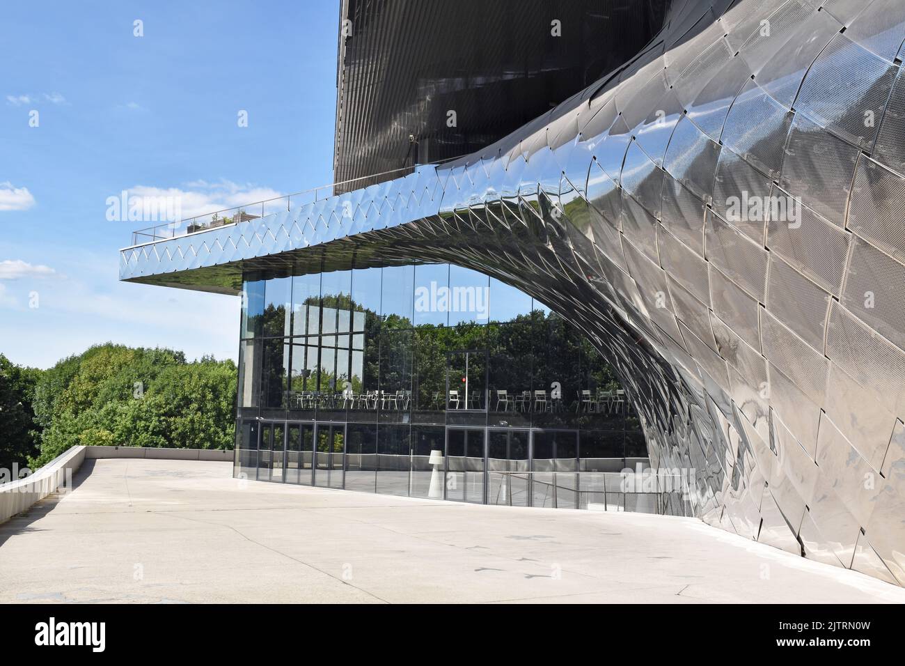 Philharmonie de Paris, une salle symphonique et deux petites salles, terrasse au premier étage avec vue sur le Parc de la Villette, Banque D'Images