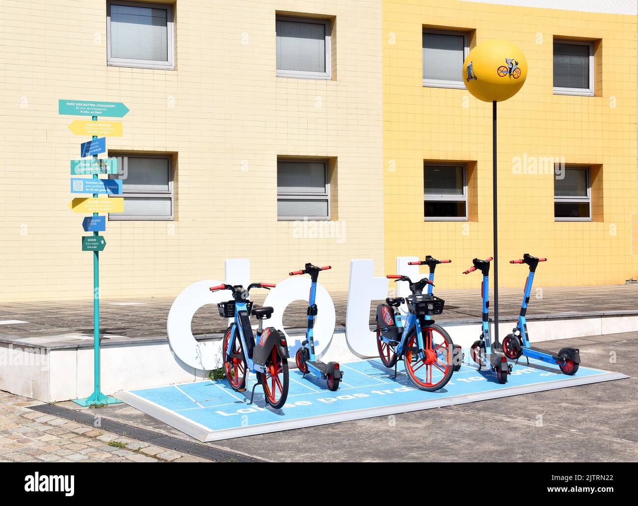 Dott, point de location de vélos électriques et de scooters, Cité de la musique dans le Parc de la Villette, Paris, poste de signalisation comparant les horaires avec les transports en commun Banque D'Images