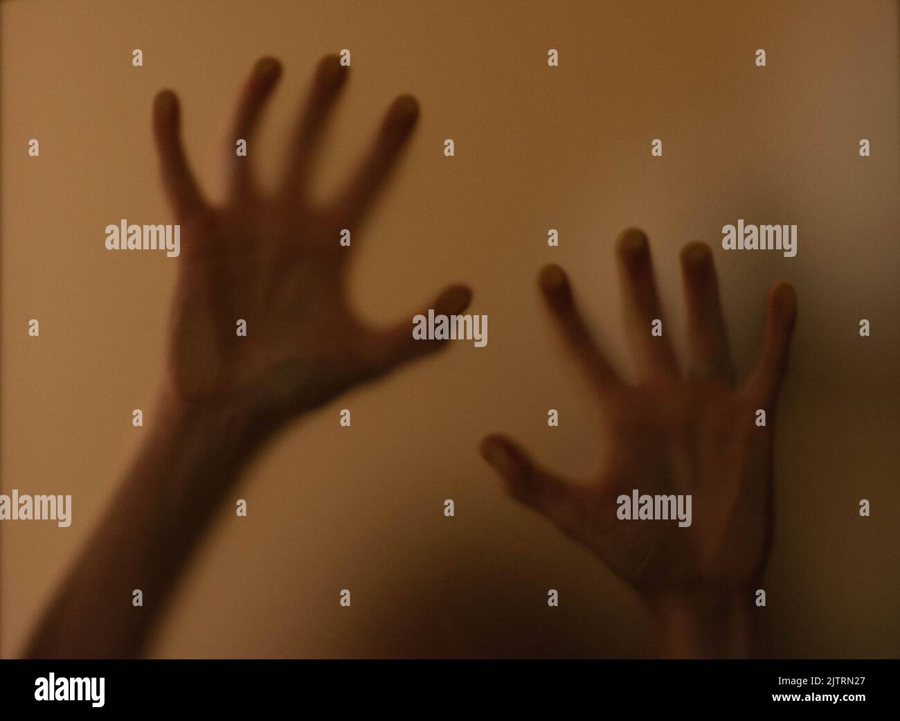 tableau effrayant des mains derrière le verre Banque D'Images