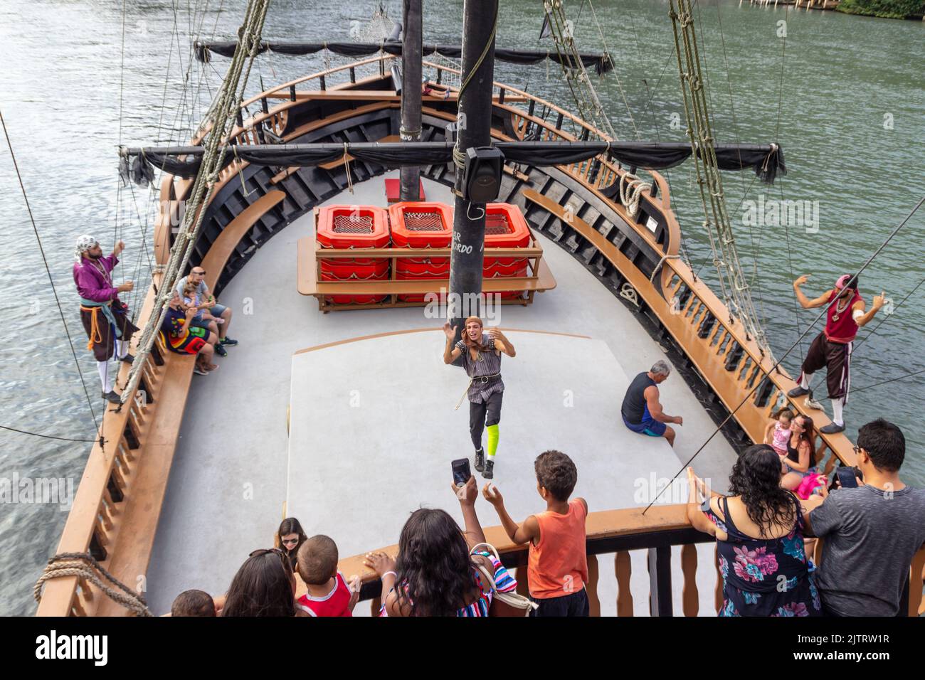 Bateau pirate de balneario camboriu, santa Catarina, brésil - 02 mai 2019: L'une des principales visites de balneario camboriu est le bateau pirate. Un spectacle sur un Banque D'Images