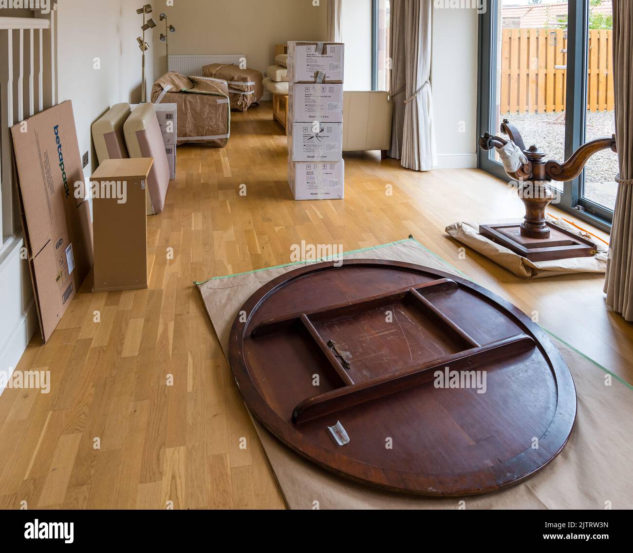 Maison d'emballage et de déménagement avec canapé, fauteuils et meubles de table de salle à manger enveloppés dans le salon, Écosse, Royaume-Uni Banque D'Images