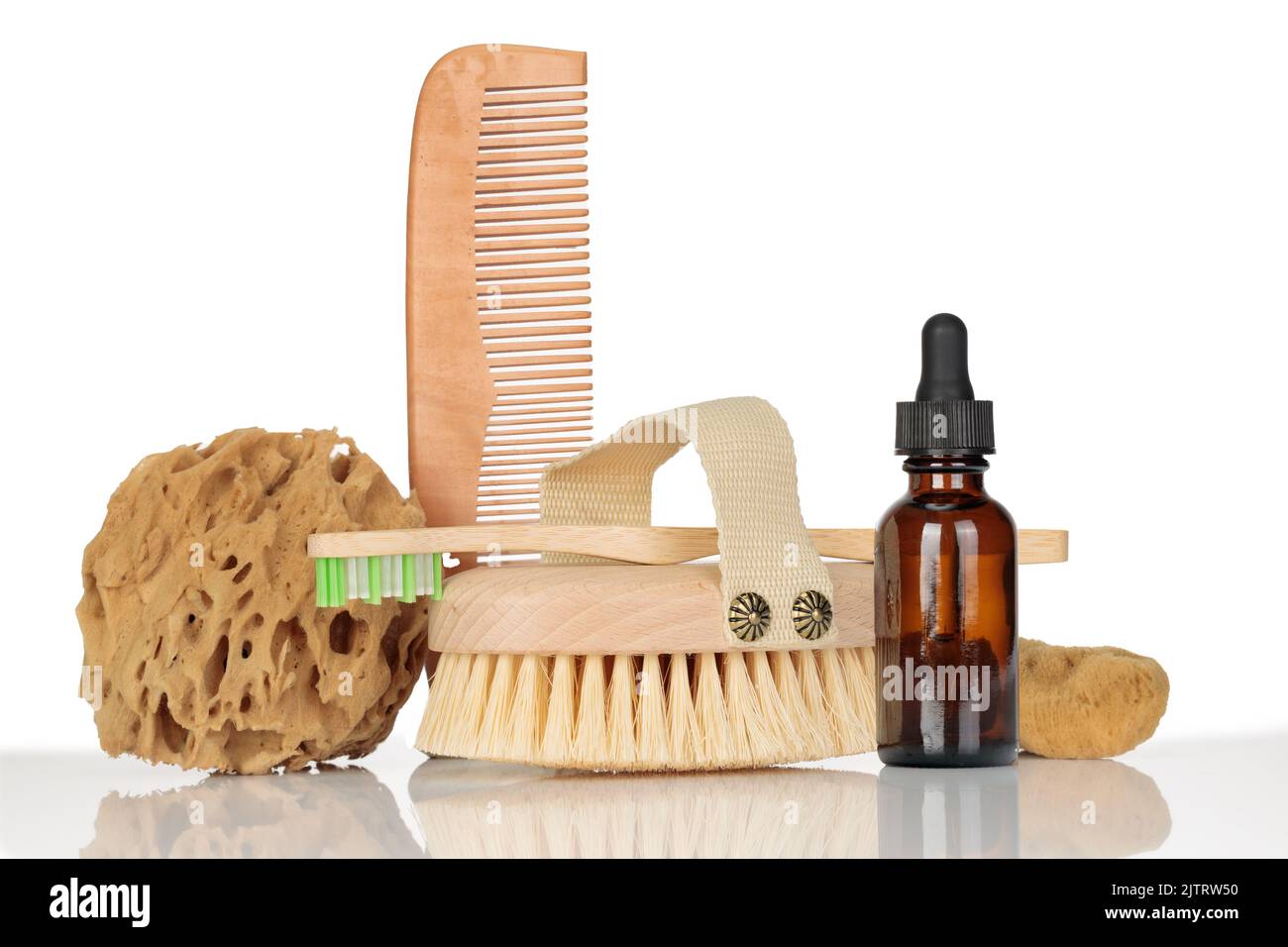 Accessoires de bain naturels et produits de soin de la peau, motif zéro déchet sur fond blanc. Banque D'Images
