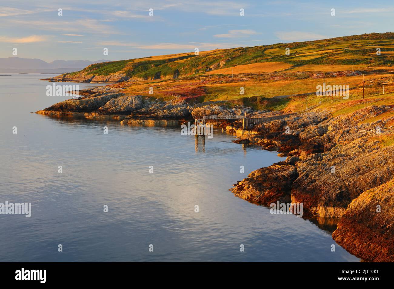 Vue de point Lynas en direction de Snowdonia. Anglesey, pays de Galles du Nord, Royaume-Uni. Banque D'Images