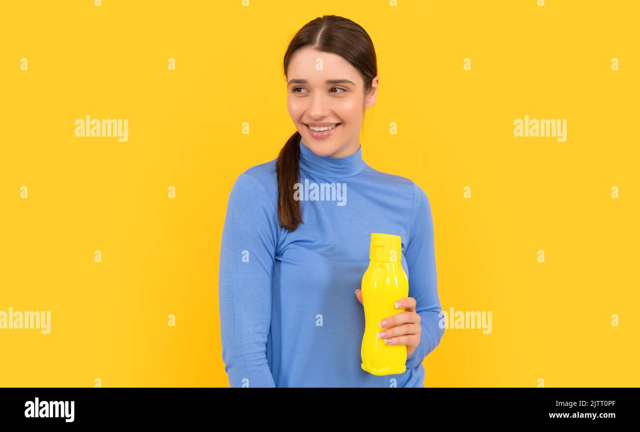bonne jeune femme tient le flacon de sport avec de l'eau, la santé Banque D'Images