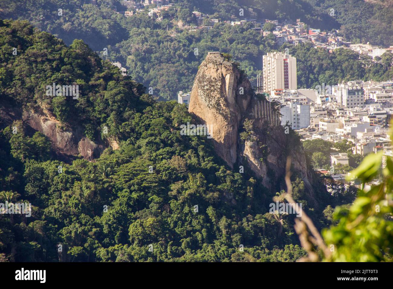 Pic Agullhinha l'inhanga, situé à Copacabana à Rio de Janeiro au Brésil. Banque D'Images
