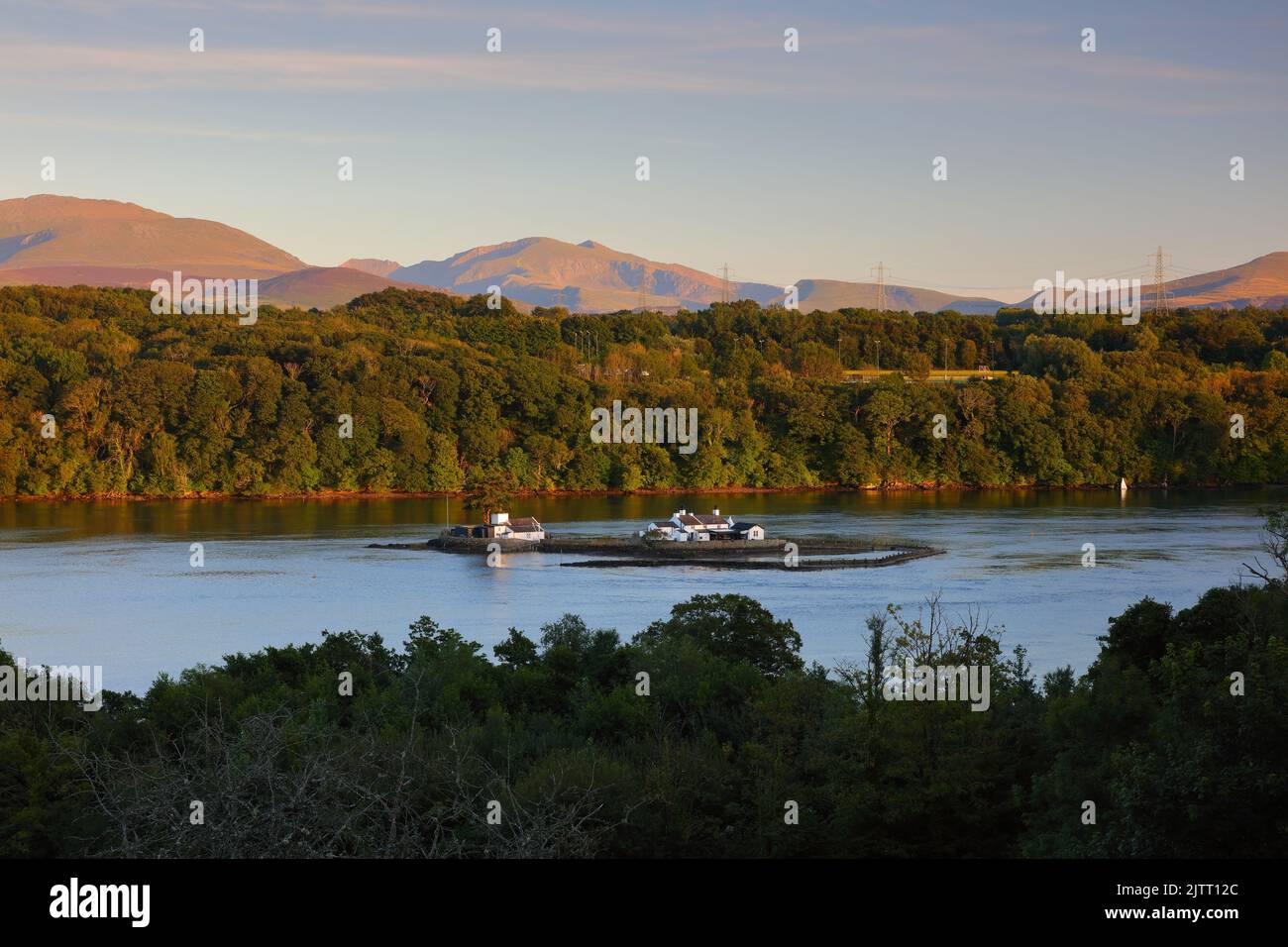 Vue sur le détroit de Menai avec les montagnes de Snowdonia au loin. Anglesey, pays de Galles, Royaume-Uni. Banque D'Images