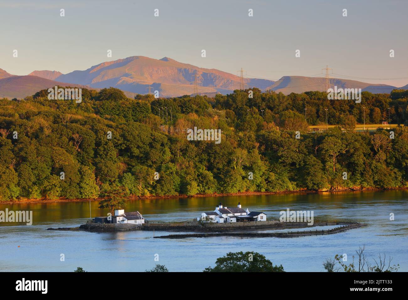Vue sur le détroit de Menai avec les montagnes de Snowdonia au loin. Anglesey, pays de Galles, Royaume-Uni. Banque D'Images