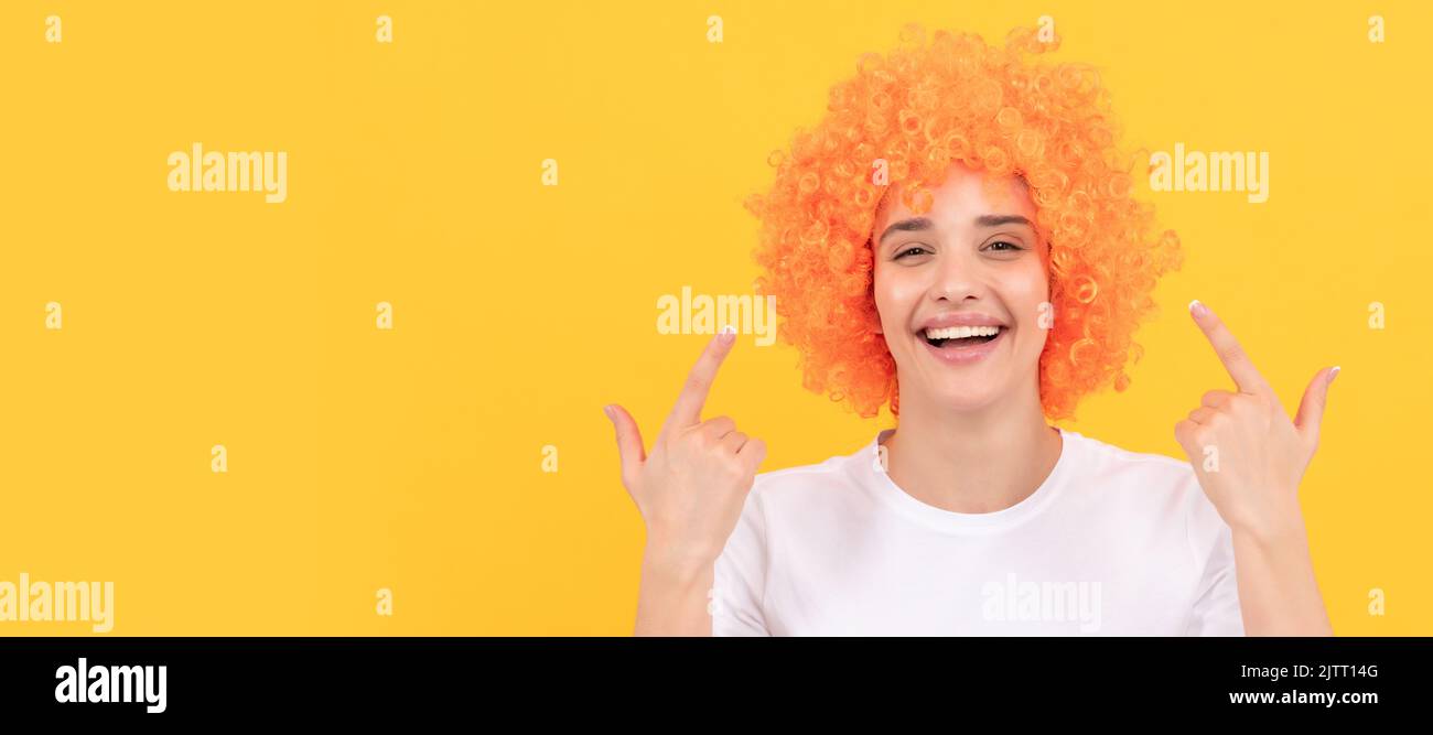 Perruque de fête. Femme isolée visage portrait, bannière avec espace de copie. Filles fête d'anniversaire. Heureuse femme drôle dans la perruque. exprimer des émotions positives. Banque D'Images