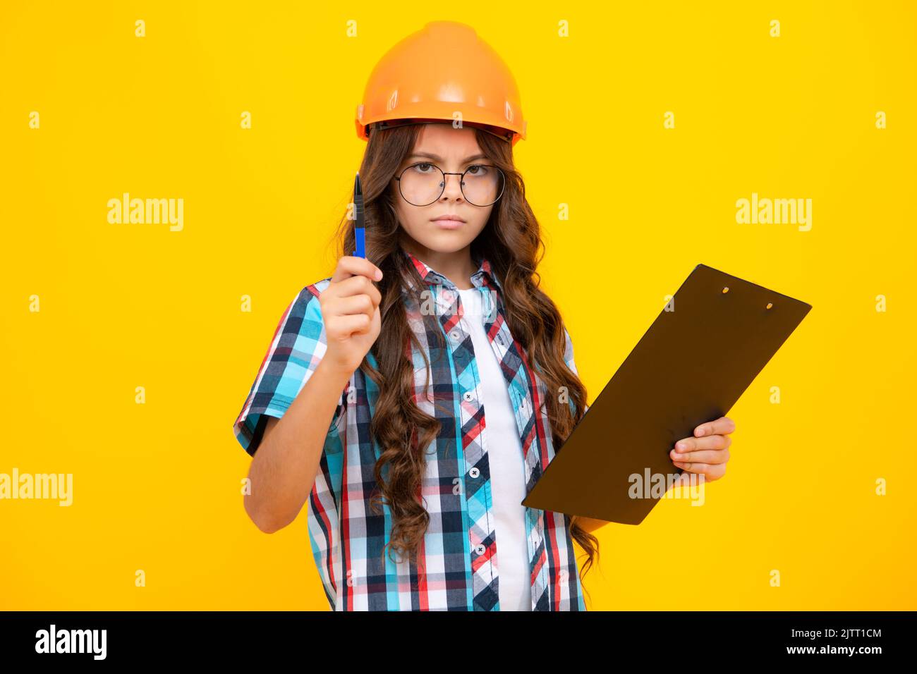 Petit expert en casque de constructeur sur le chantier de construction. Peintre de fille ado avec outil de pinceau ou rouleau de peinture. Enfant sur le travail de réparation. Rénovation Banque D'Images