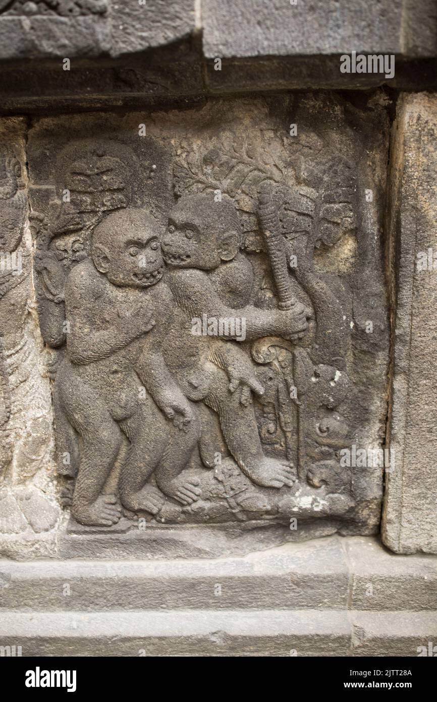 Sculpture de relief de singes à l'ancien temple hindou de Prambanan à Jogjakarta (Yogyakarta), Java, Indonésie, Asie. Banque D'Images