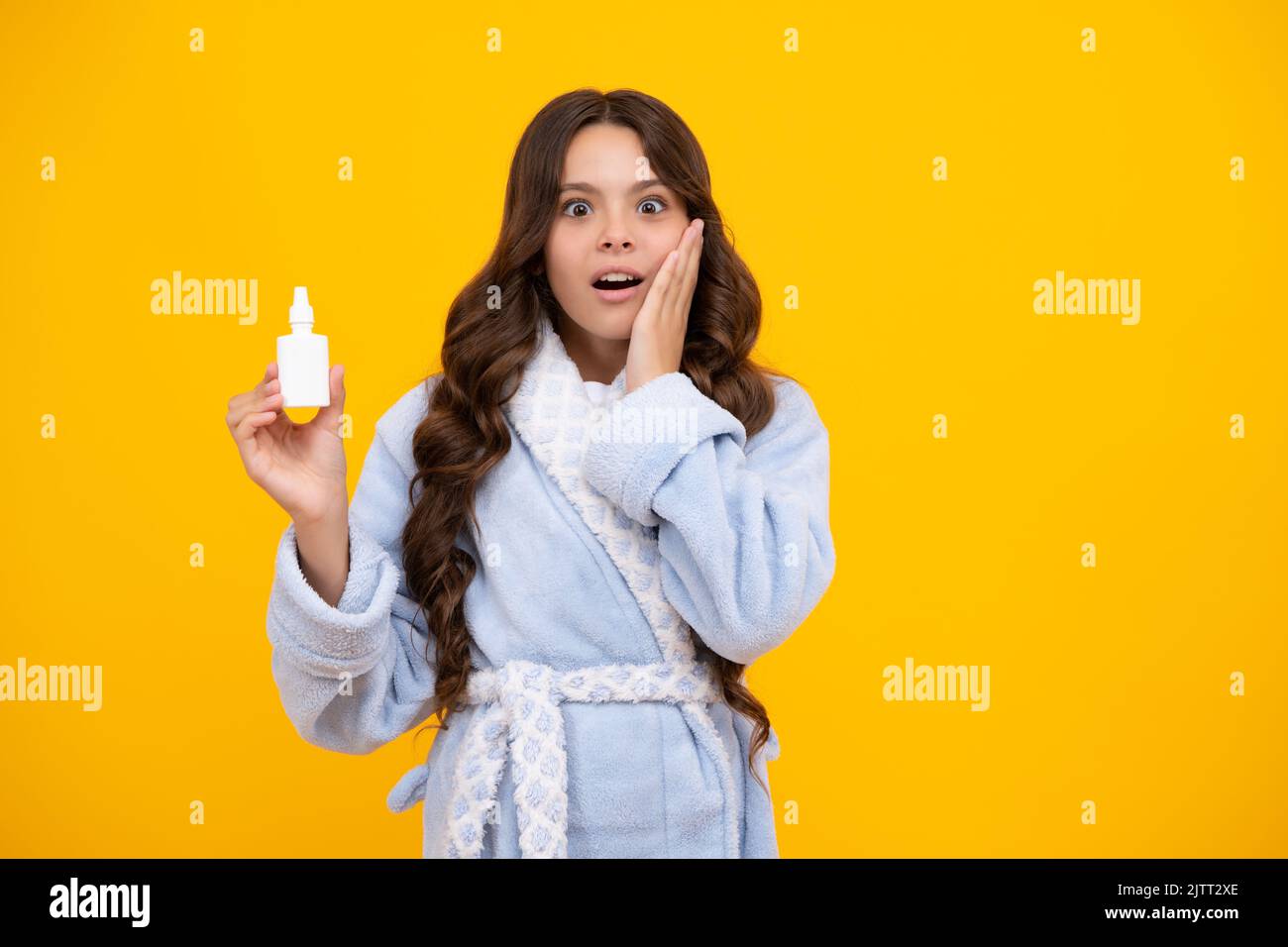 L'enfant tient un médicament. Les filles de l'adolescence malades lutte contre le tabac avec des symptômes de virus, ont le nez qui coule. Une adolescente surprise choquée. Concept de pharmacie pour enfants. Banque D'Images