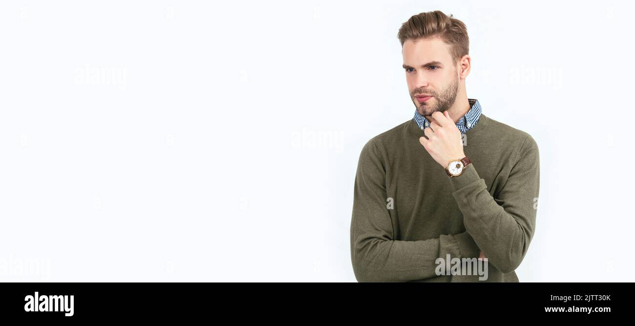 beau homme avec élégant port de cheveux montre-bracelet isolée sur blanc, mode masculin. Portrait de visage d'homme, bannière avec espace de copie. Banque D'Images