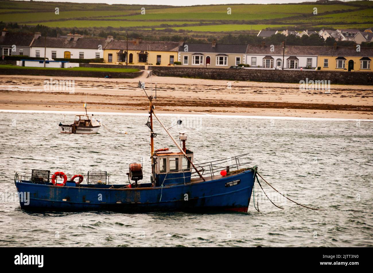 Les cottages construits autour d'une crique de sable dans le village de bord de mer de Kilkee, en Irlande, font un joli paysage marin irlandais. Banque D'Images