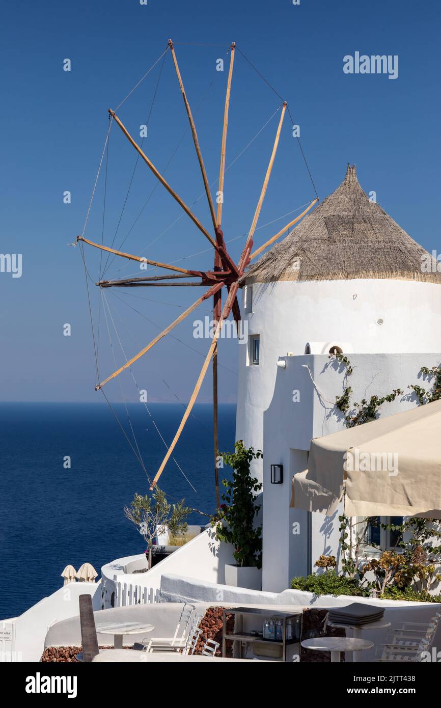 Site d'intérêt Moulin grec traditionnel dans le village d'Oia, Oia, Santorin, les îles Cyclades, Grèce, Europe Banque D'Images