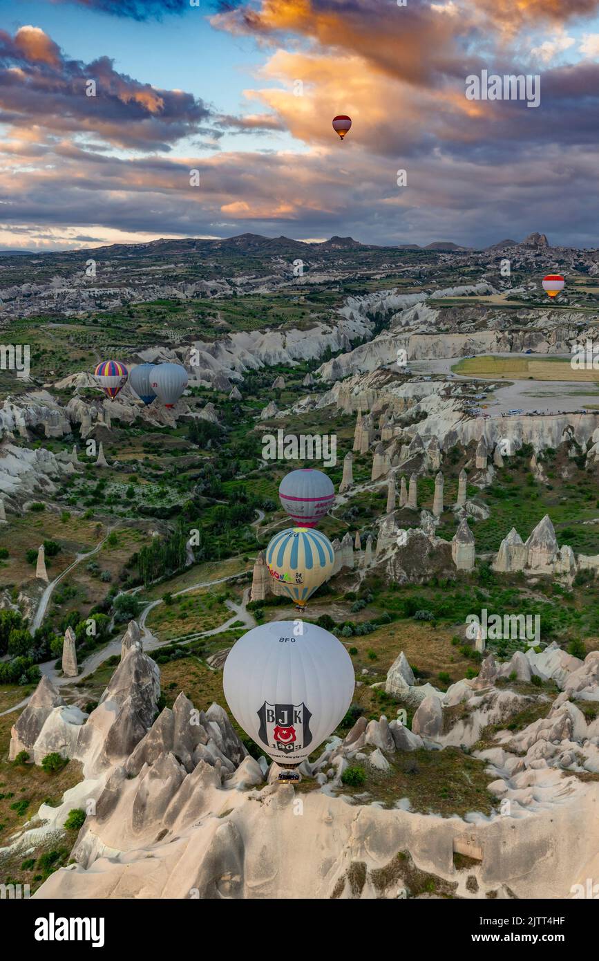 GÖREME/TURQUIE - 26 juin 2022 : des ballons d'air chaud colorés survolent au lever du soleil près de göreme, vie de ballon Banque D'Images