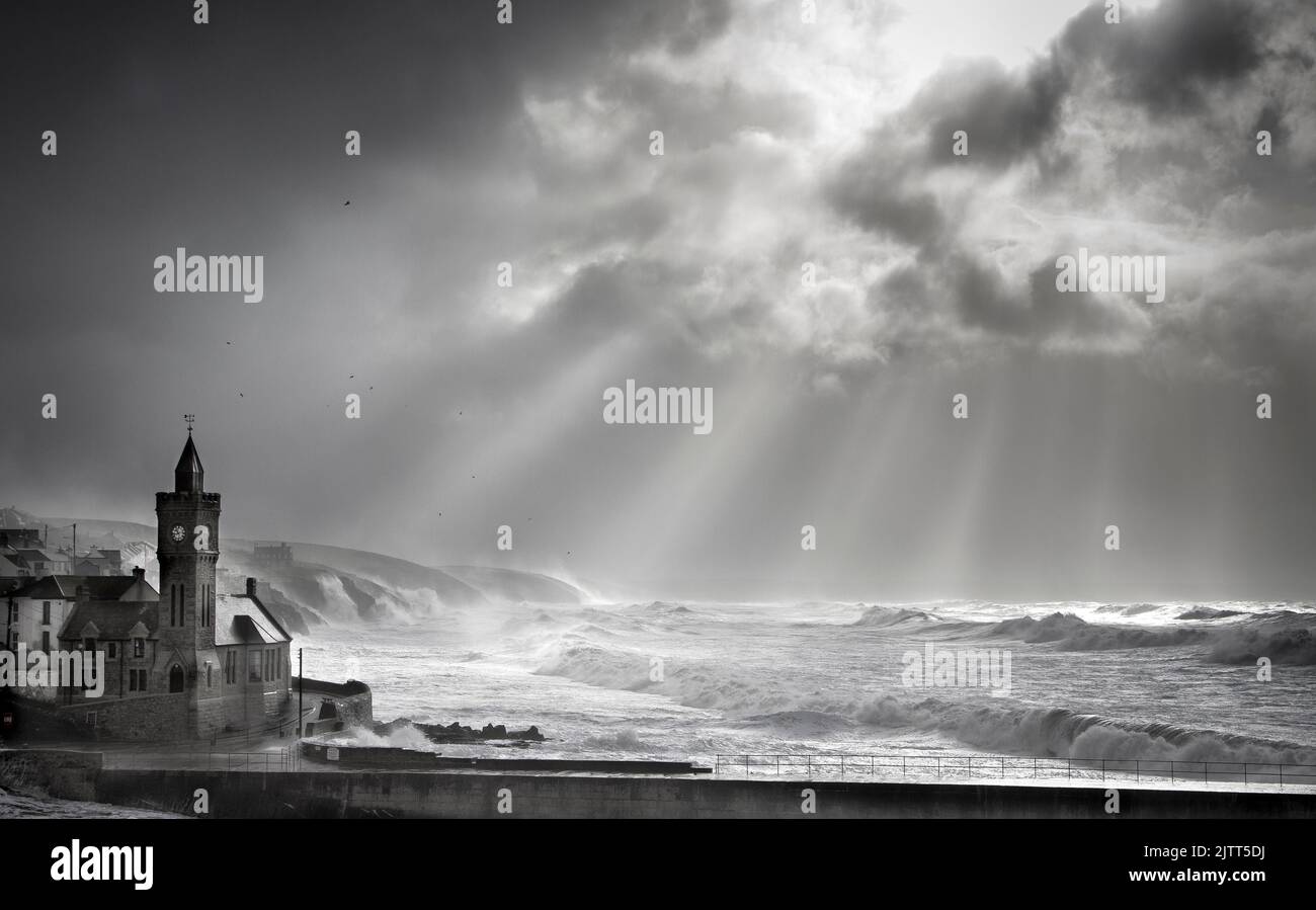 Tempête de 2014 touchant Porthleven Cornwall. Nous avons eu une légère baisse dans le vent où le soleil est sorti pour produire des rayons étonnants. Banque D'Images