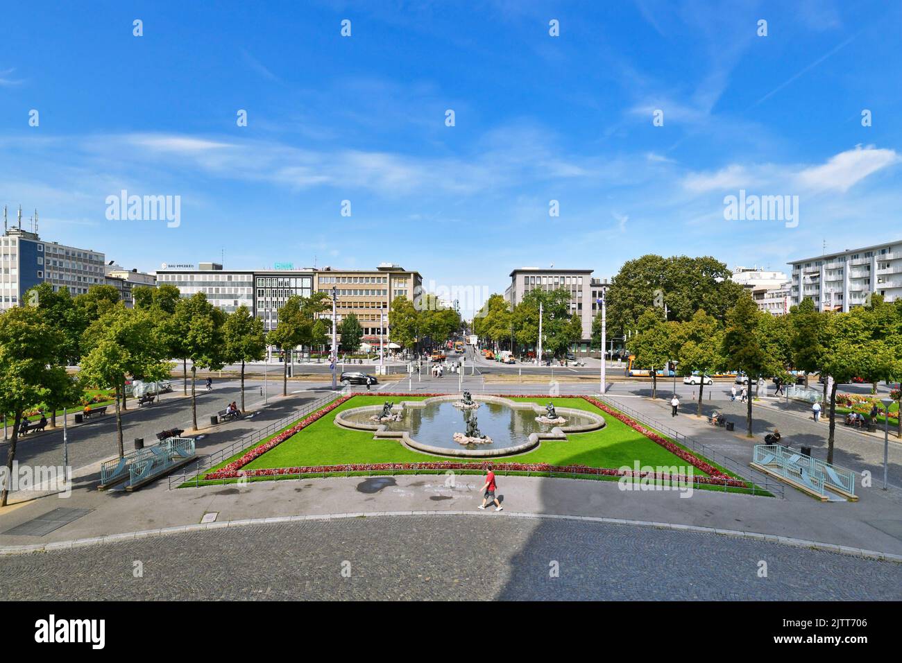 Mannheim, Allemagne - septembre 2022 : parc public avec fontaine et fleurs dans le centre-ville de Mannheim appelé 'Friedrichsplatz' Banque D'Images