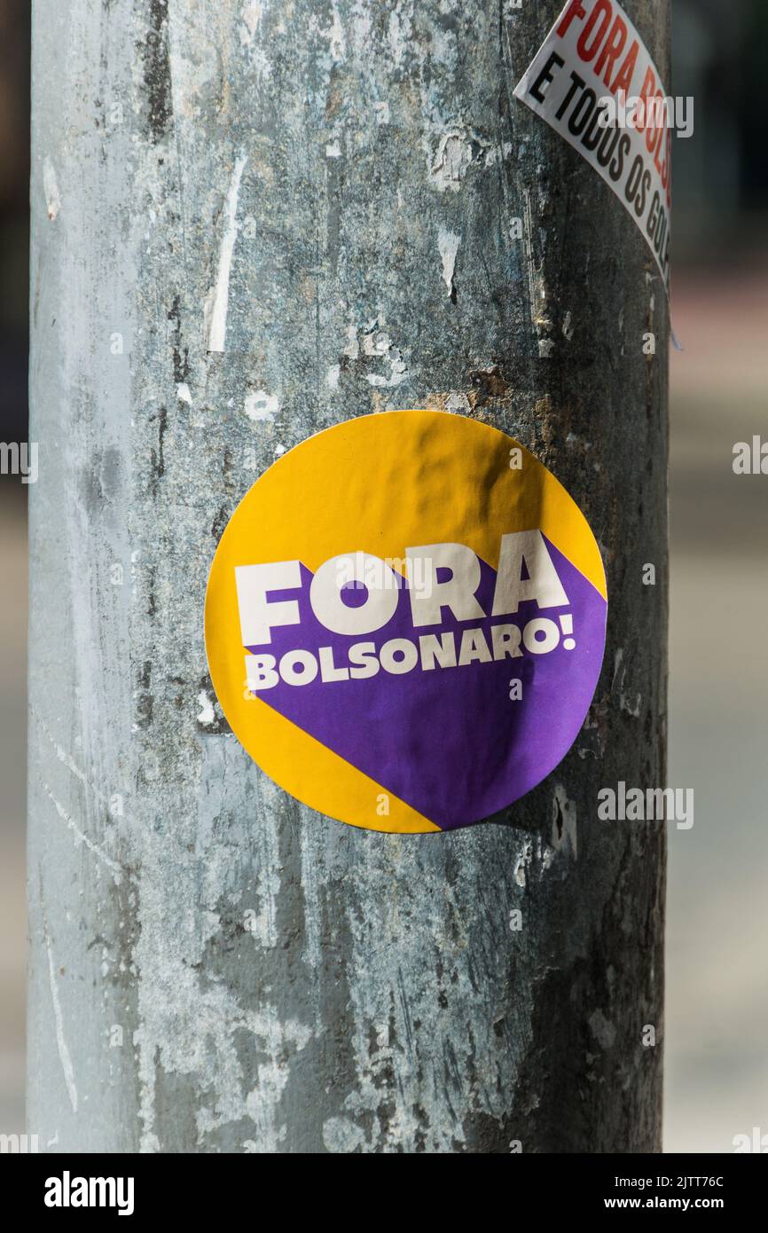 Autocollant collé sur un poste, avec les mots en portugais brésilien 'fora bolsonaro' à Rio de Janeiro Banque D'Images