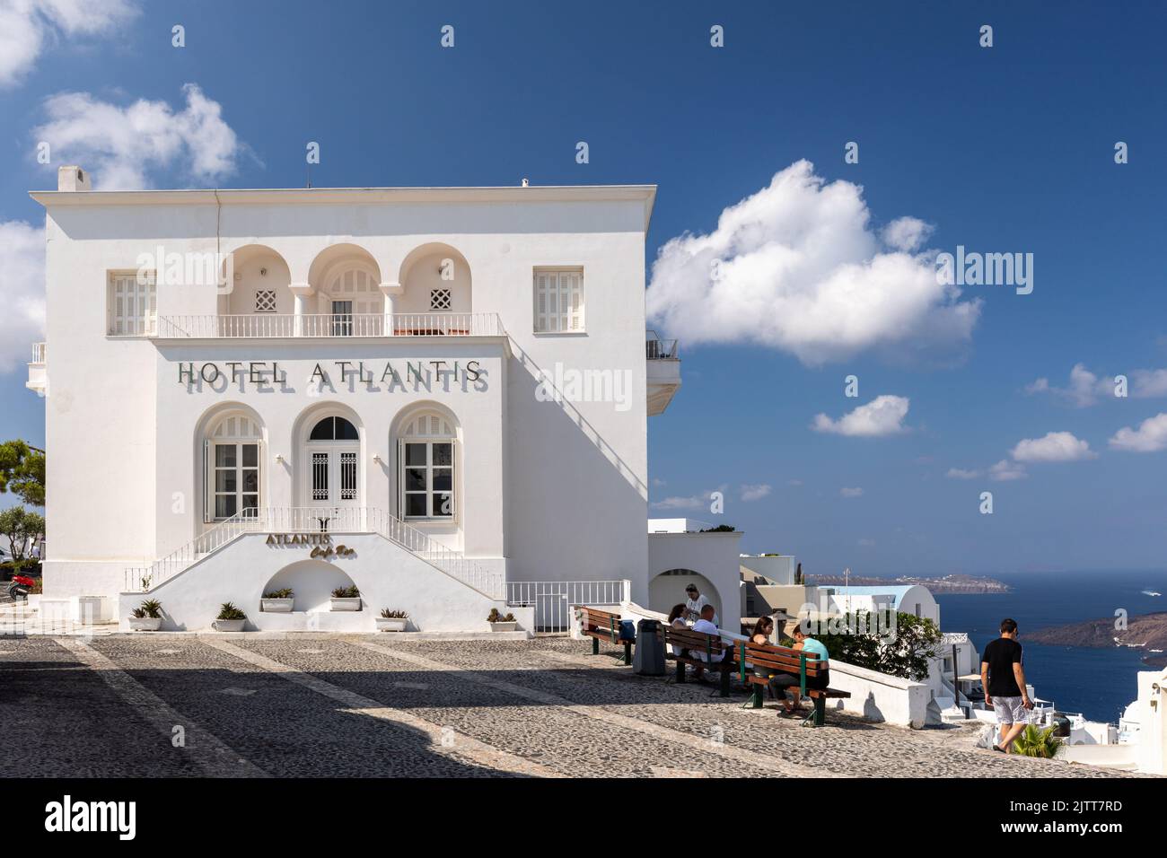Grec Hôtel Atlantis dans la rue principale à Fira / Thira avec les touristes. Santorin, Cyclades, Grèce Banque D'Images