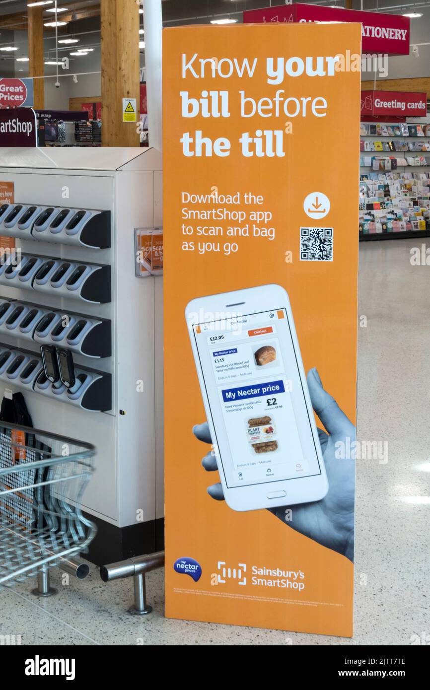 L'application Smartshop de Sainsbury permet aux clients de voir un total de leurs dépenses avant d'atteindre la caisse. Banque D'Images