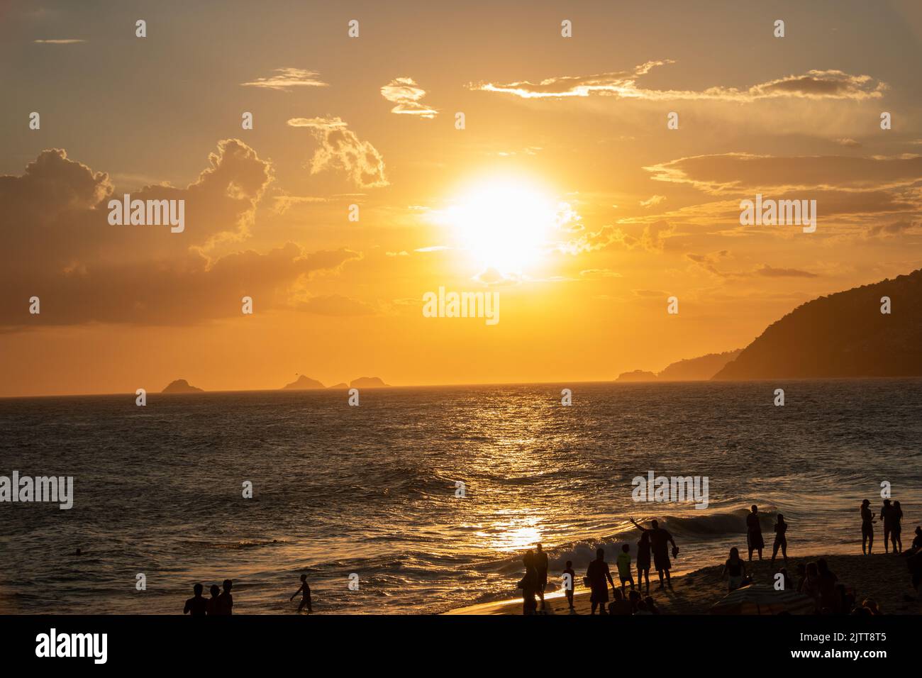 coucher de soleil sur la plage d'ipanema à rio de janeiro, brésil. Banque D'Images