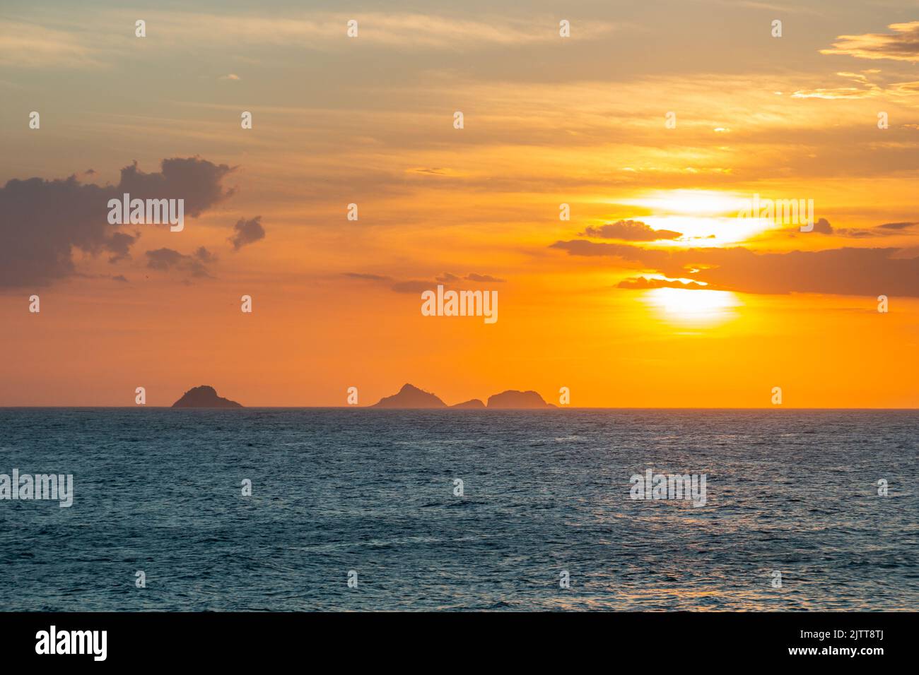 coucher de soleil sur la plage d'ipanema à rio de janeiro, brésil. Banque D'Images