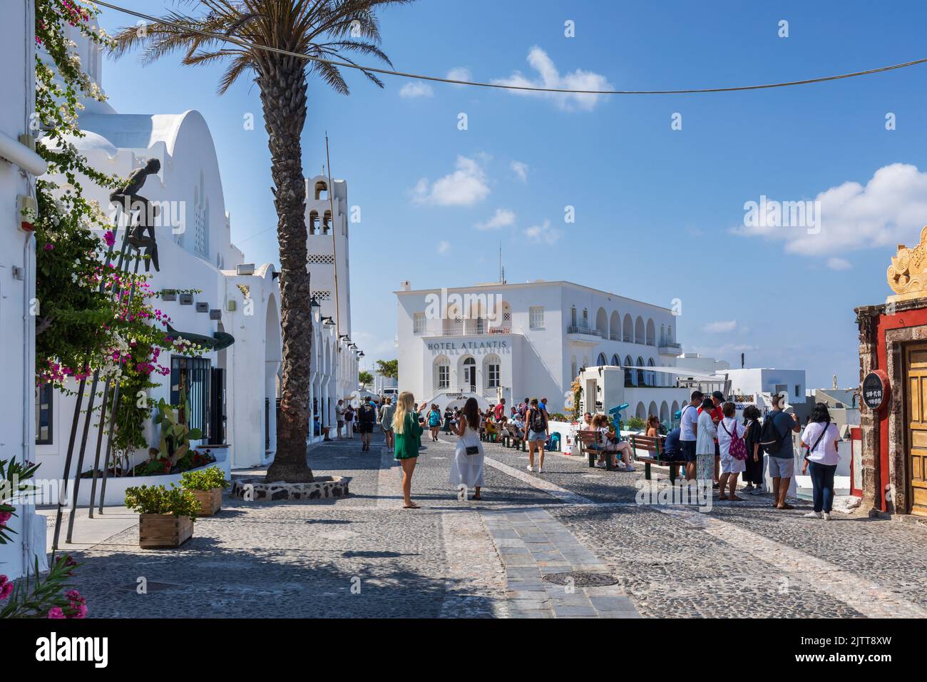 La cathédrale orthodoxe métropolitaine et l'hôtel Atlantis dans la rue principale à Fira / Thira avec les touristes. Santorin, Cyclades, Grèce Banque D'Images