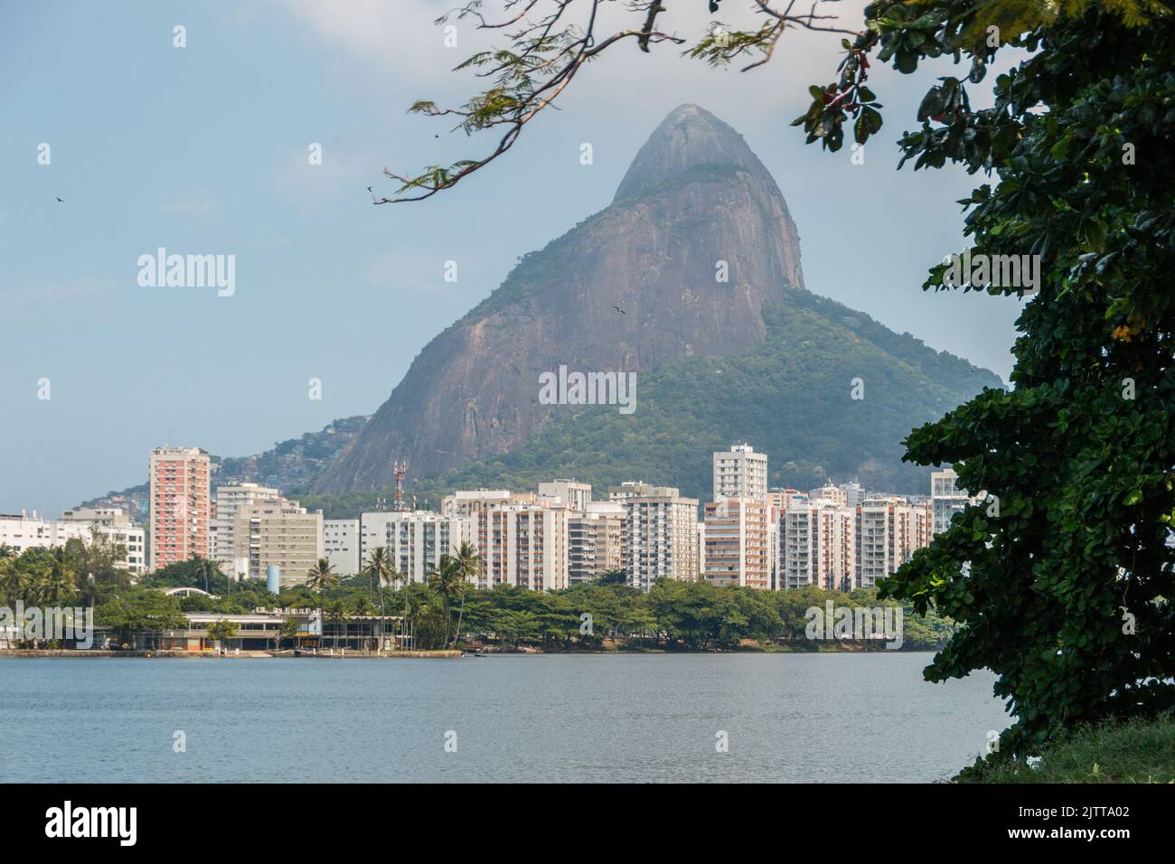 vue sur le lagon rodrigo de freitas à rio de janeiro, brésil. Banque D'Images