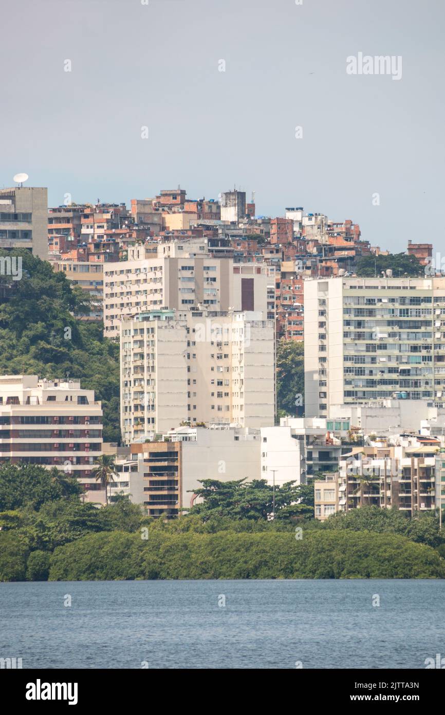 vue sur le lagon rodrigo de freitas à rio de janeiro, brésil. Banque D'Images
