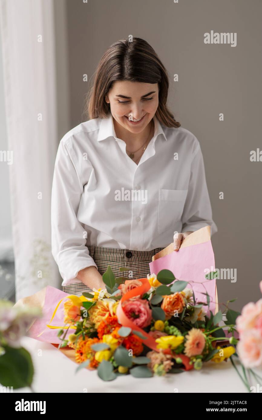 femme emballant des fleurs pour faire du papier à la maison Banque D'Images