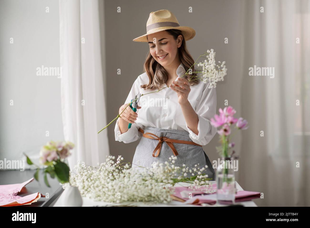 bonne femme qui fait des fleurs à la maison Banque D'Images