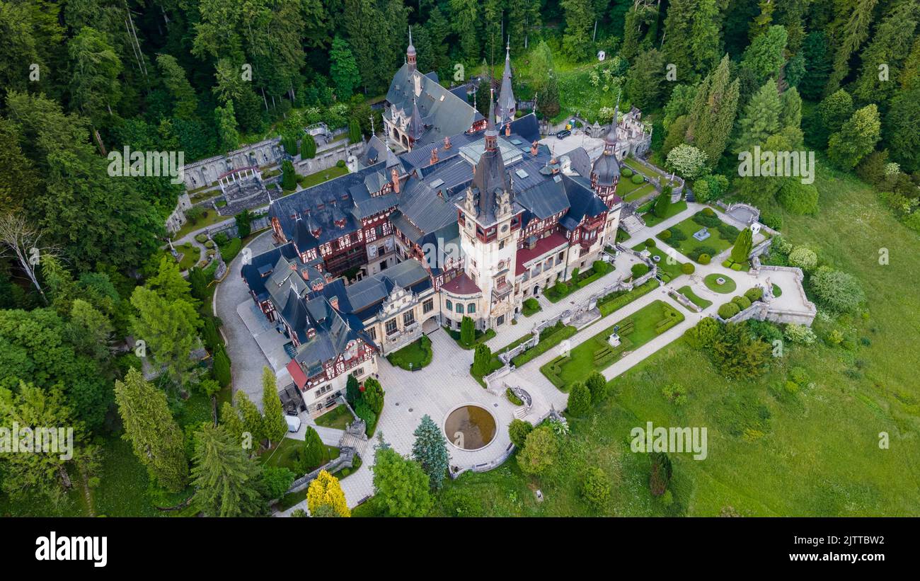 Photographie aérienne du château de Peles en Roumanie. La photographie a été prise à partir d'un drone à une altitude plus élevée avec l'appareil photo orienté vers le bas vers le château Banque D'Images