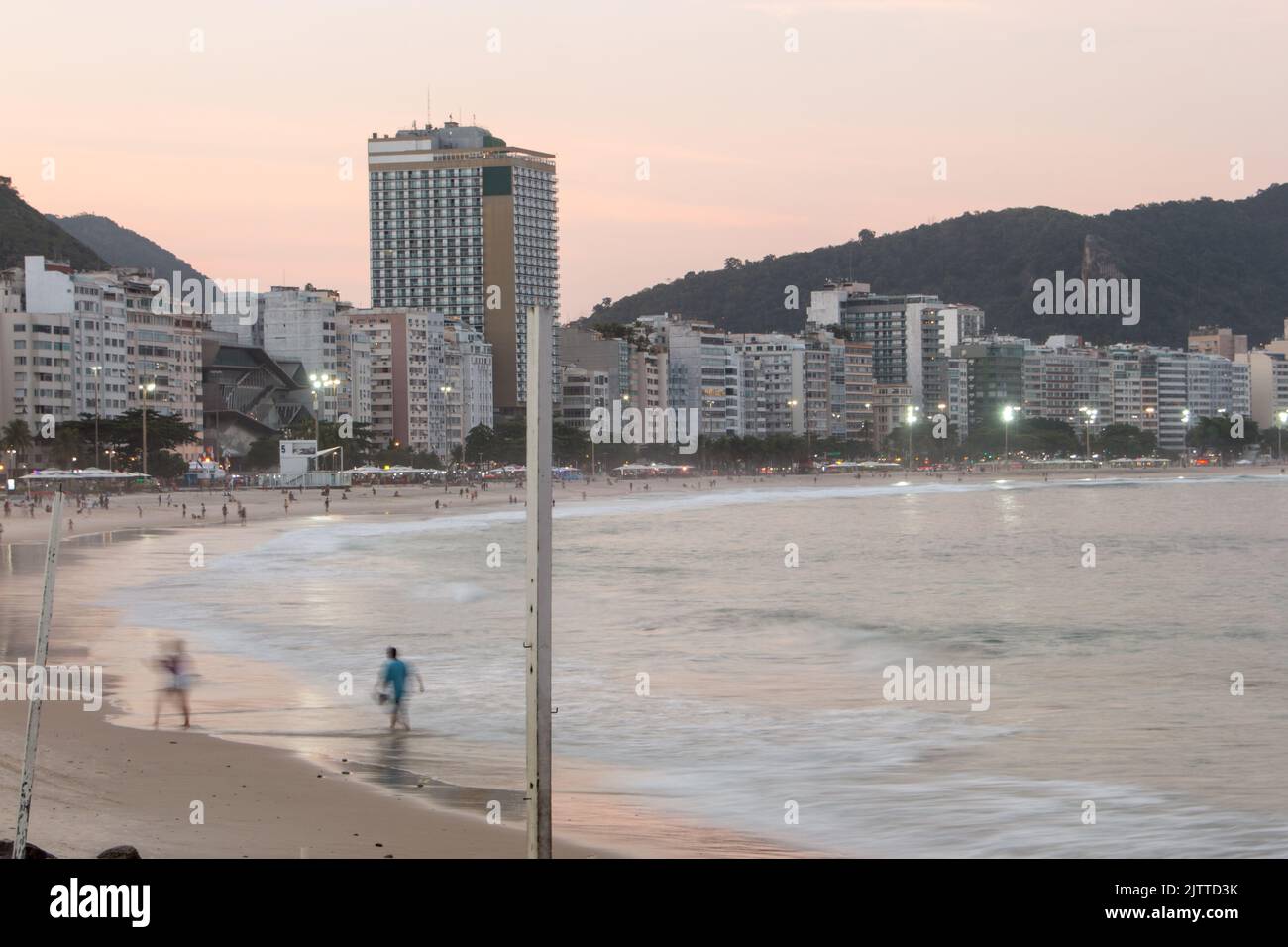 En fin d'après-midi à la plage de Copacabana à Rio de Janeiro. Banque D'Images