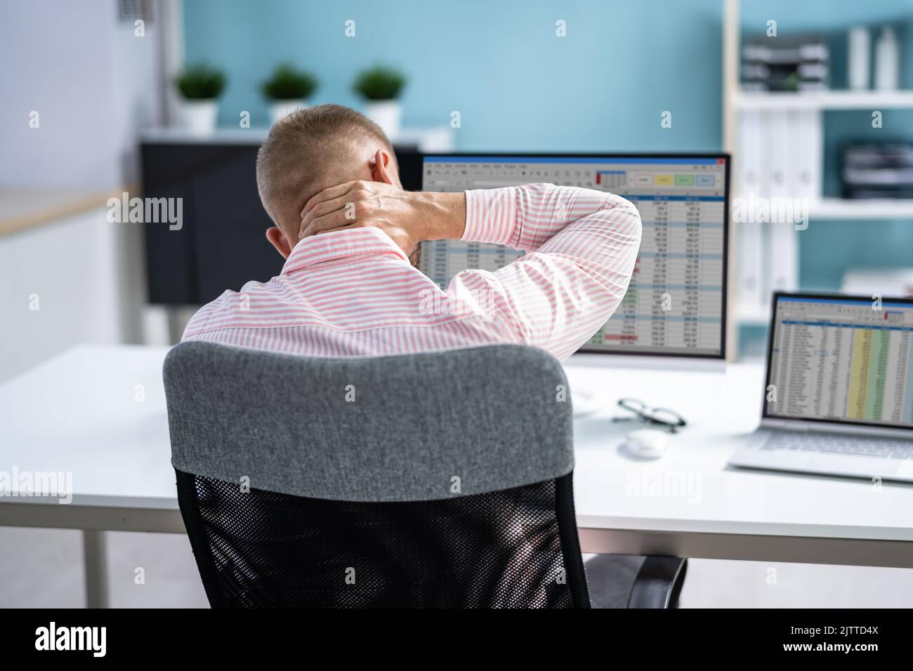 Douleur au cou mauvaise posture stress à l'ordinateur dans le bureau Banque D'Images