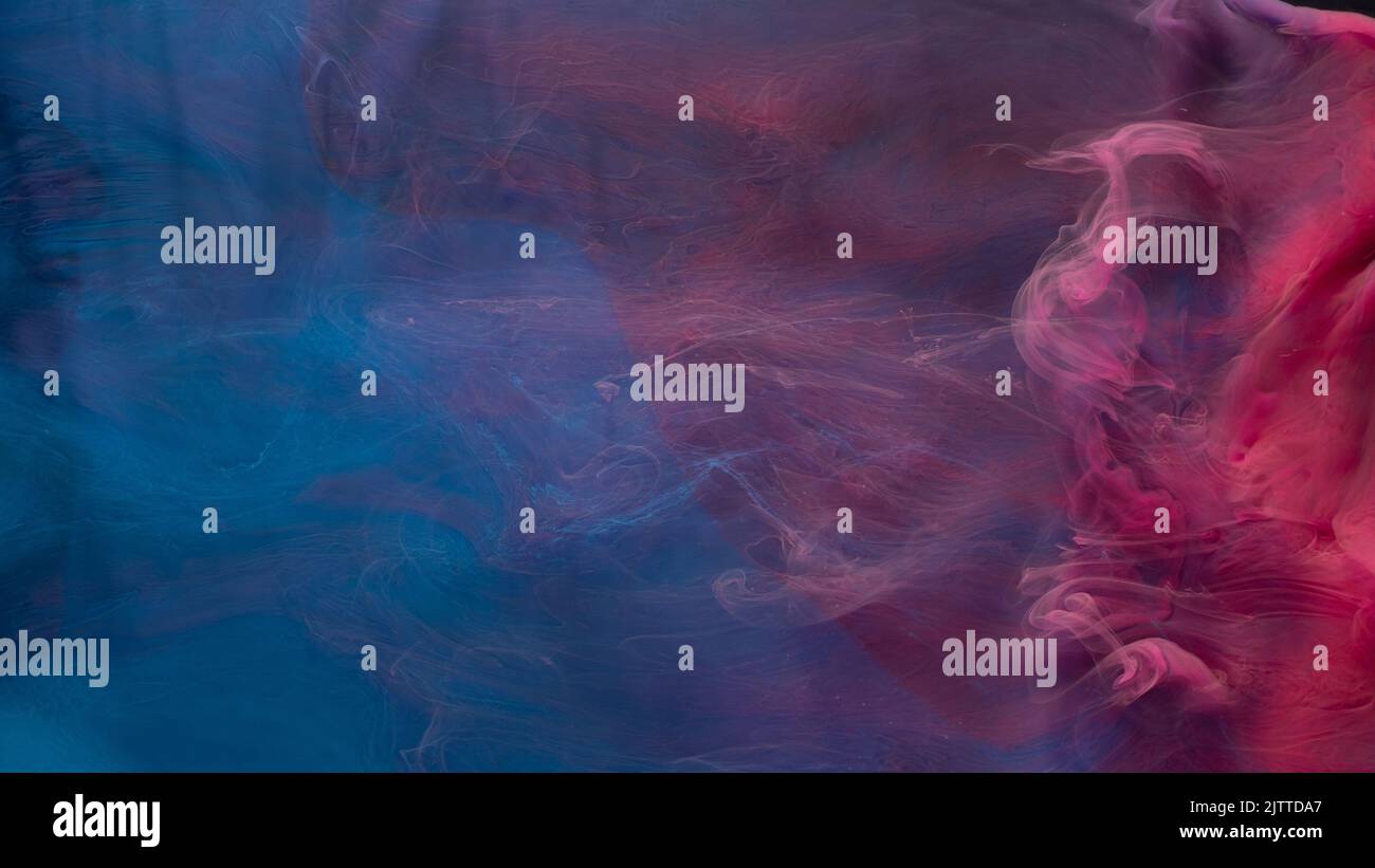 mélange de peinture bleu rose toxique magique flux de fumée Banque D'Images