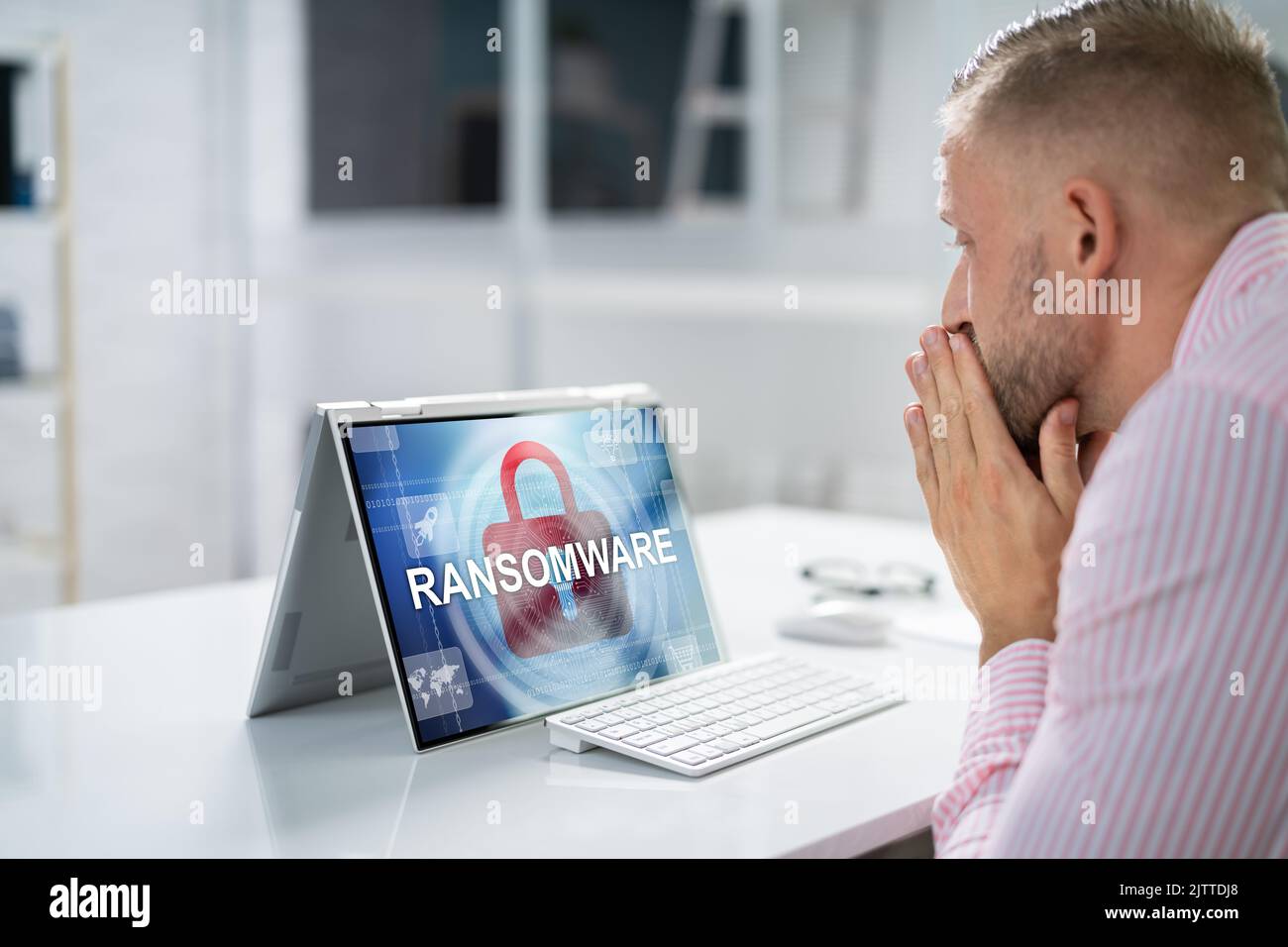 Attaque contre les programmes malveillants de ransomware. Ordinateur professionnel piraté. Fichiers cryptés Banque D'Images