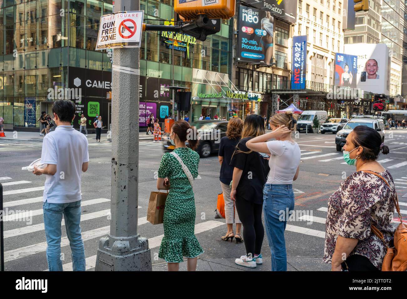 Les panneaux « zone libre de tir » poussent jeudi sur Times Square à New York, à 1 septembre 2022. La ville de New York a affiché des panneaux proclamant Times Square une « zone exempte d'armes à feu » à chaque point d'entrée de la destination touristique emblématique, conformément à la loi qui permet aux municipalités de découper des endroits où des armes à feu légales ne peuvent pas être transportées. (© Richard B. Levine) Banque D'Images