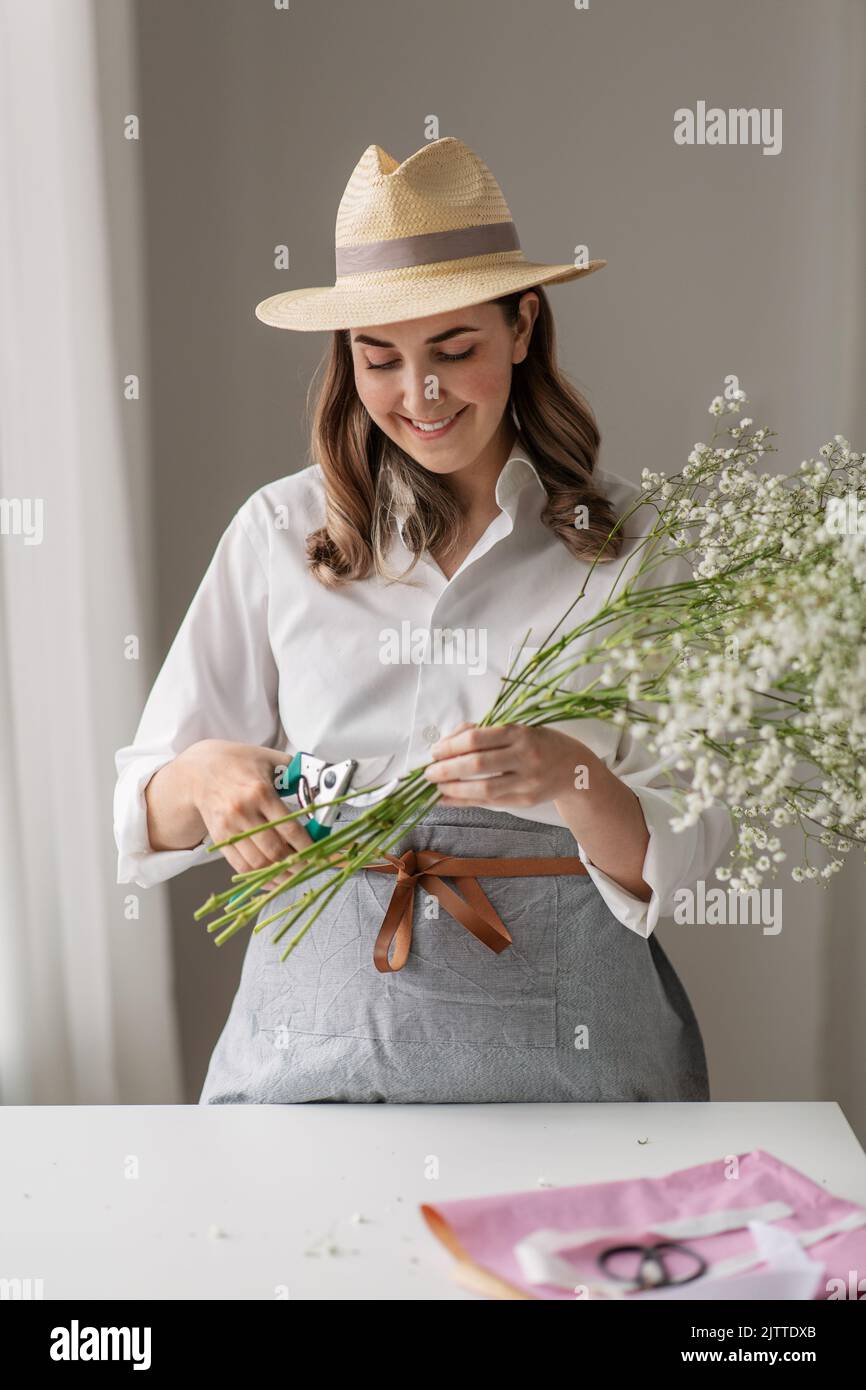 bonne femme qui fait des fleurs à la maison Banque D'Images