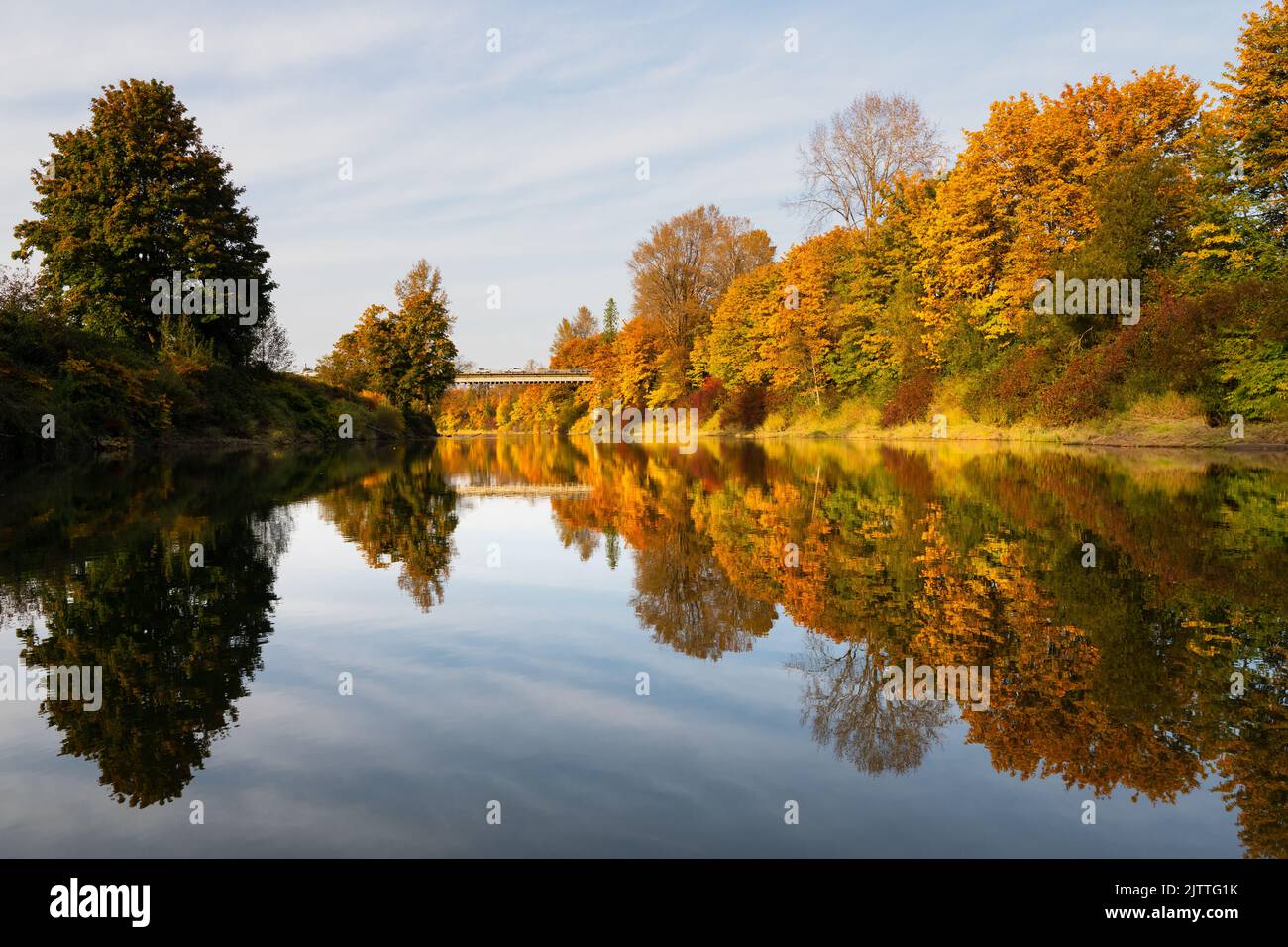 Rivière Snoqualmie bordée d'arbres d'automne aux couleurs éclatantes Banque D'Images