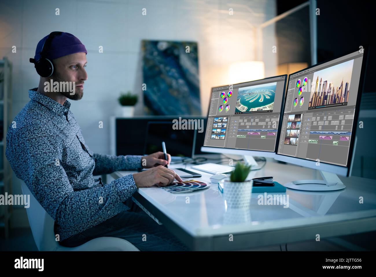 Graphiste travaillant tard dans la nuit au bureau Banque D'Images